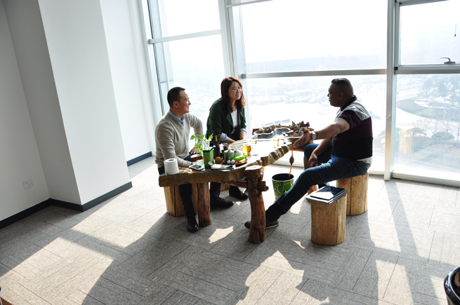 Receive the Visits of Customers from South Africa